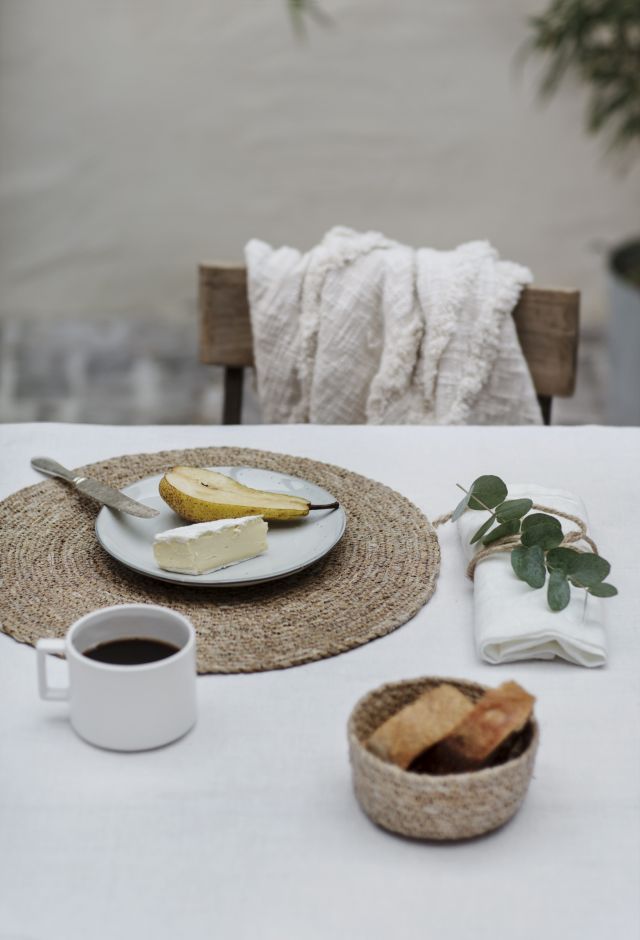 Dukat bord med bordstablett av sjögräs, sjögrästablett