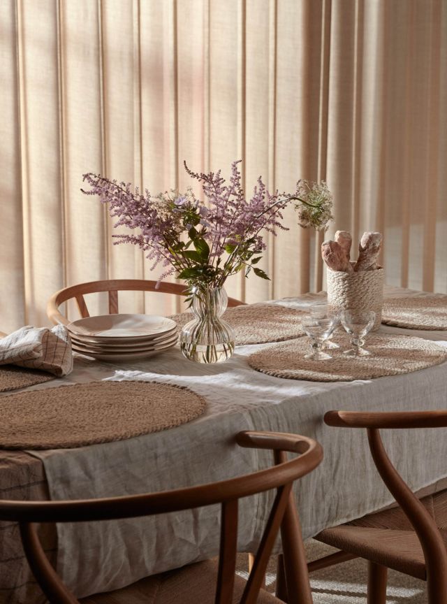 Table setting natural placemats in jute
